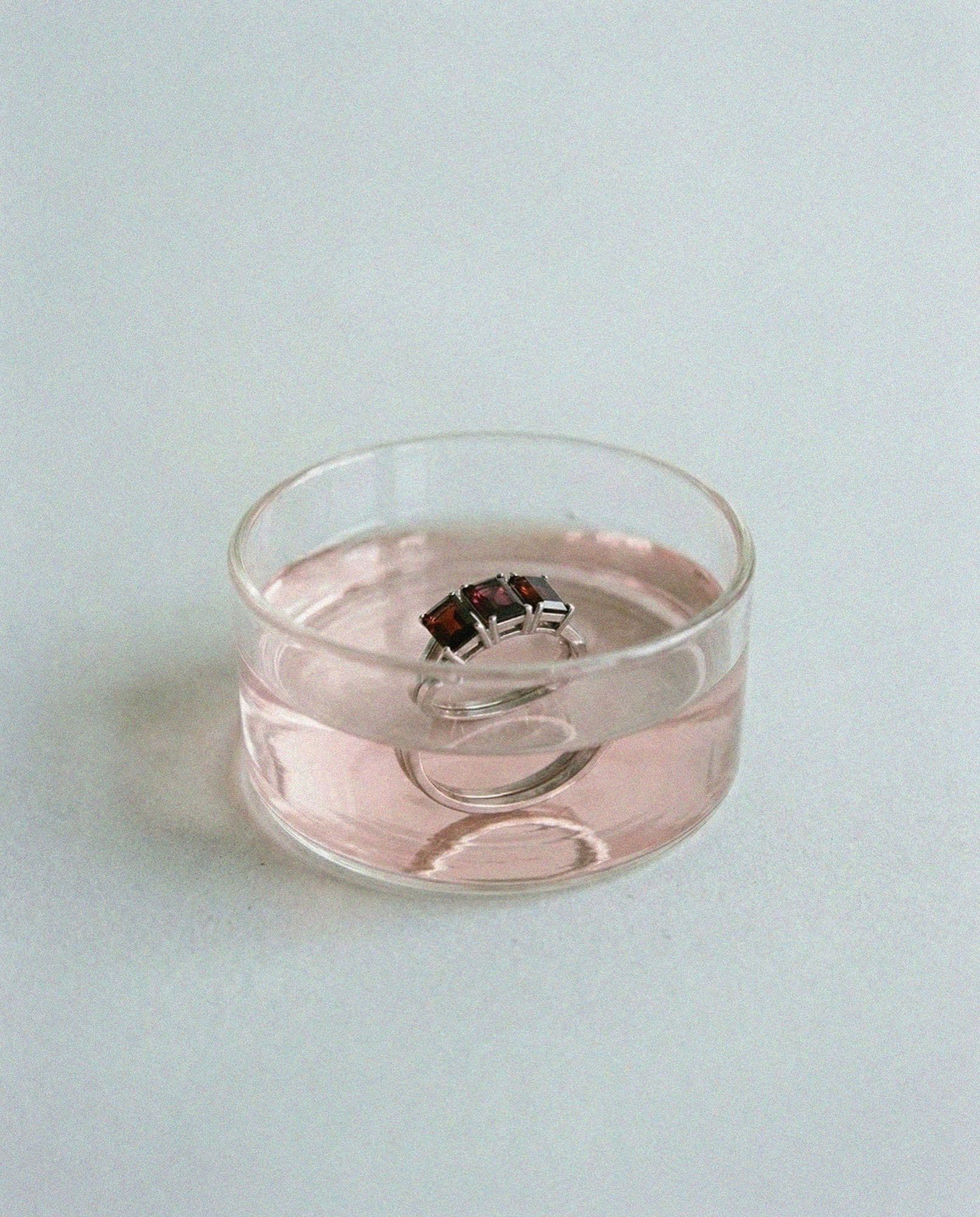 Ring 01 | Red — кольцо на руке, IRIS PLUM