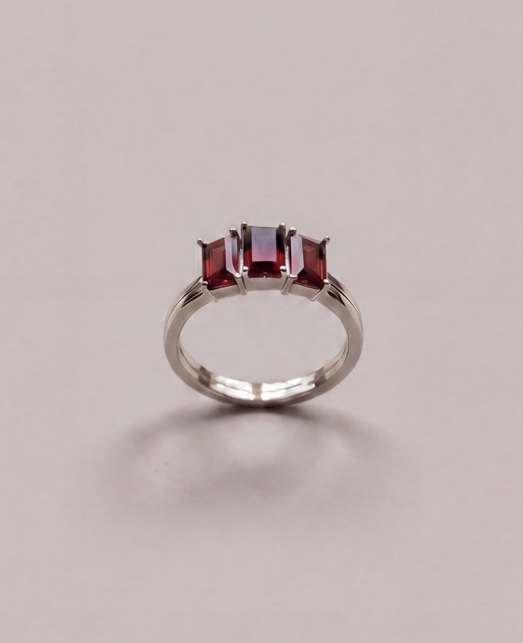 Ring 01 | Red — кольцо с Гранат от IRIS PLUM